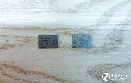 左为准备更换的128GB硬盘、右为原机的16GB硬盘