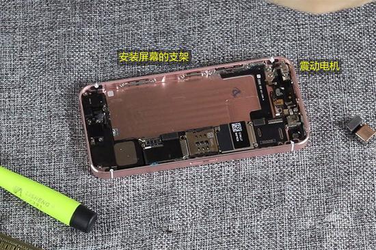 安装好后壳上的屏幕支架,各种底部的排线之后,就可以安装主板、震动电机、摄像头等部件。