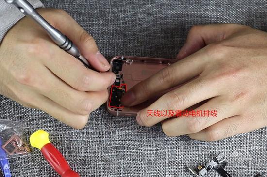 首先把机身顶部的天线排线装上,此处推荐使用双面胶进行排线的与机壳的粘合,免得排线松动。