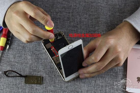 Touch ID排线分离后,把电源线金属固定板卸下,拔出电源线。彻底切断供电。
