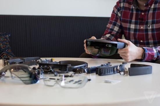 微软HoloLens确实与谷歌眼镜有相似之处