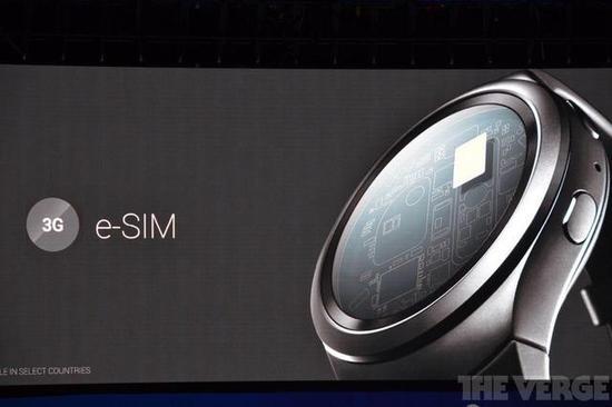 支持eSIM卡的三星Gear S2 Classic 3G(图片引自The Verge)