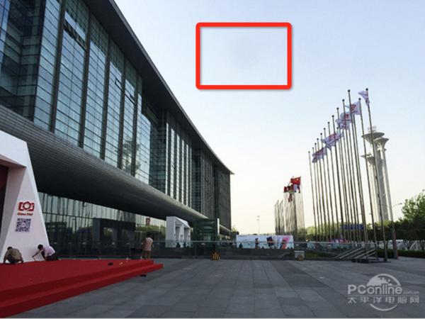 灰尘或指纹容易造成照片部分区域“模糊”