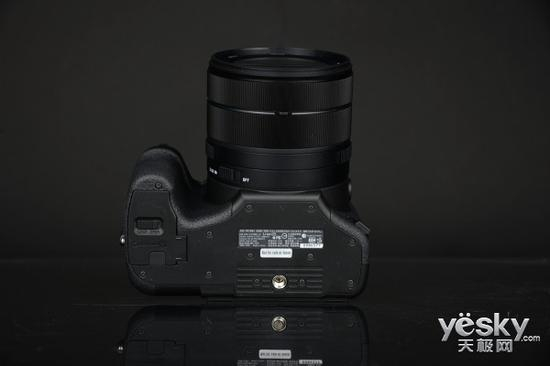 索尼黑卡™RX10III机身底部