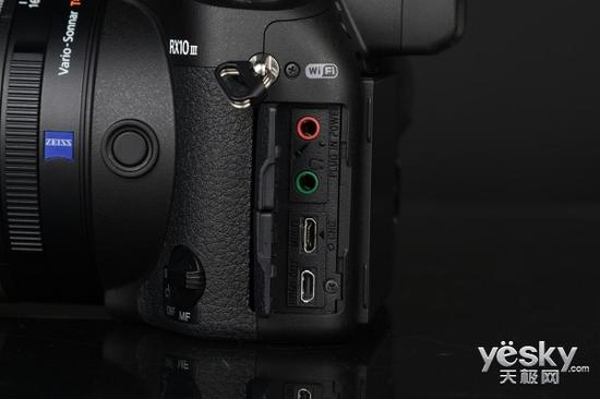 索尼黑卡™RX10III侧面接口