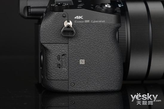 索尼黑卡™RX10III侧面标识