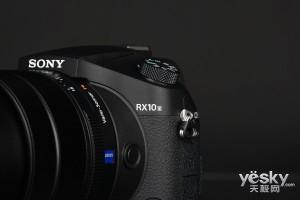 索尼黑卡™RX10III正面细节(左:对焦模式切换,右:机器标识)