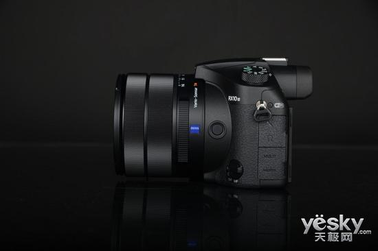 索尼黑卡™RX10III机身侧面
