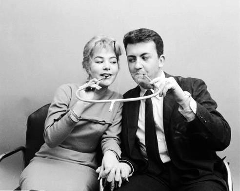 1955年发明的双人用吸管,现在也有人用,但是总让人觉得有点不舒服。