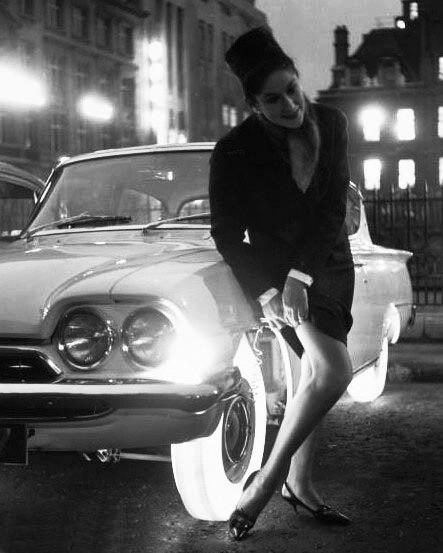 1961年发明的夜光轮胎,用透明合成橡胶做成的轮胎里头通上电灯泡,这样一来,夜色里的女士就可以借着灯光整理自己的丝袜了。