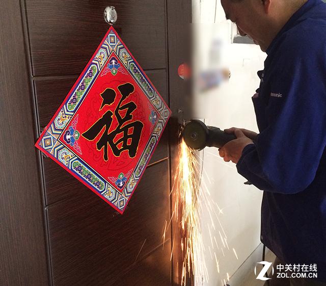 安装门锁是很“高调”