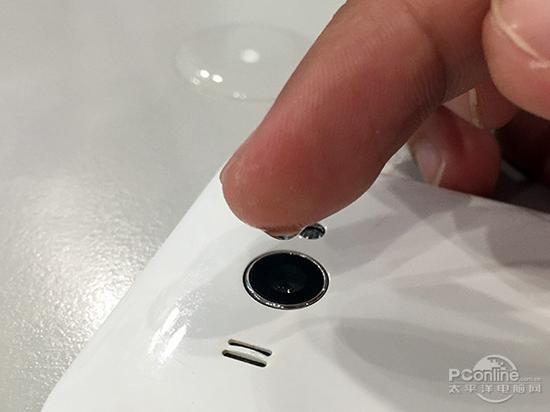 简单粗暴直接往摄像头沾水