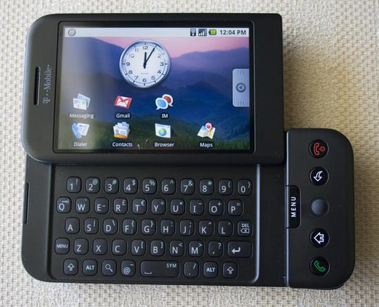 iPhone发布后,第一部安卓机G1不久后也诞生了,这是部不完全的触屏机