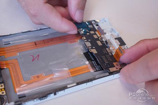 而扬声器模块部分,vivo X7 Plus采用了防水泡绵对主要部件进行保护