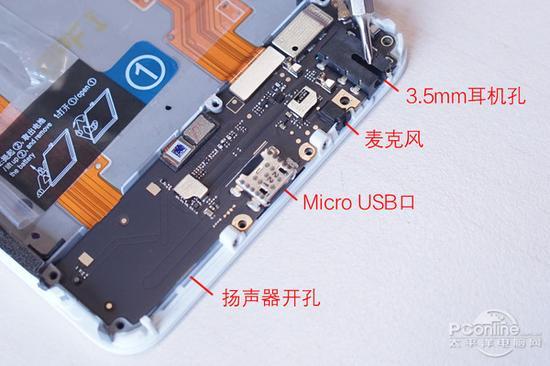 移除正反面两条排线,拆下尾插小板。