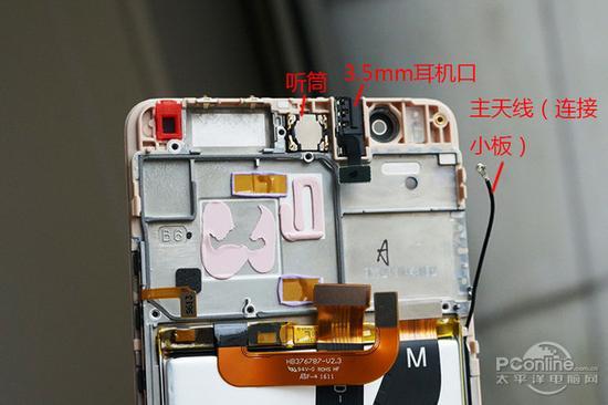 中框靠近主板那一侧有较为规则的开槽,起到了金属屏蔽罩的作用,与芯片接触的间隙填充有导热硅脂。