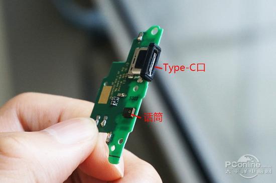 Type-C口的周围有橡胶垫圈包裹,防止经常拔插引起的松动。