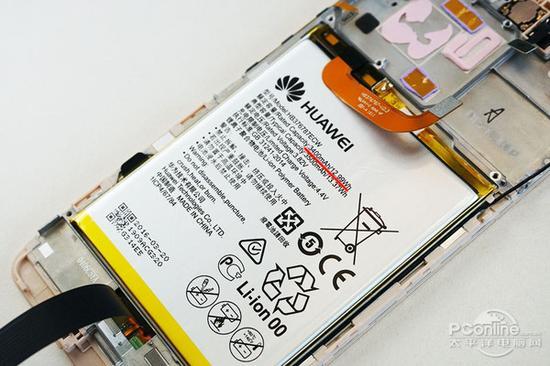 荣耀V8内置一块3500mAh电池,原装充电器支持最高9V/2A合计18w的输出。