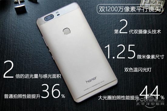 相机方面,荣耀V8采用后置双1200万像素摄像头设计(彩色+黑白),传感器单像素面积为1.25μm,物理光圈为F2.2。