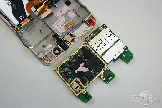 拔出所有排线之后,卸下中间那颗固定主板的螺丝,分离主板与金属中框。