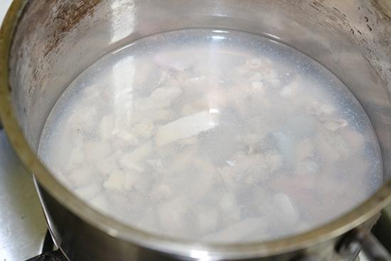 放入锅中加水