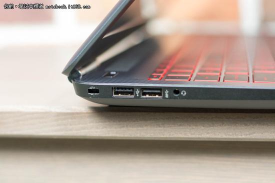 在机身左侧有安全锁孔、2个USB 3.0接口以及1个3.5mm耳机麦克风插孔