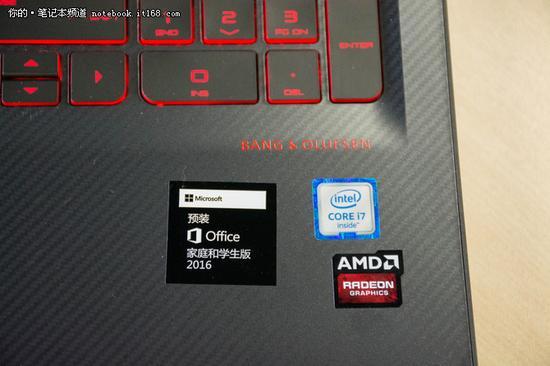 掌托右侧的B&O标识和Windows10、Intel、AMD贴纸