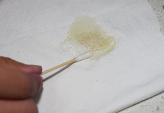 将鸡蛋清均匀涂在口香糖渍上