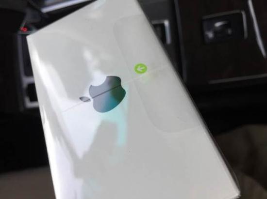 原封的iPhone7有个绿色尖头,包装非常精美,而且是一次性拆封。