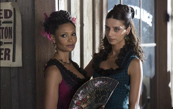 Thandie Newton(左)是电视剧《西部世界》的其中一个角色