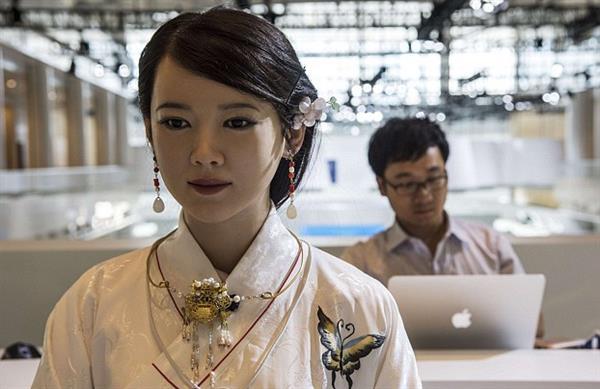 佳佳,是由中国科学技术大学仿照中国女性制造出来的仿人类机器人
