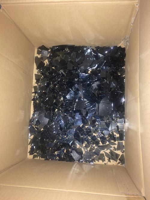 钢化玻璃侧板碎片(图片来自百度贴吧)