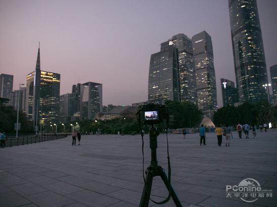 夜晚拍摄需要借助三脚架来辅助拍摄