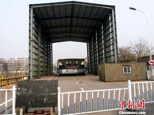 图为“北戴河‘巴铁1号’”停在硕大的车棚内,车身上蒙着一层厚厚的灰尘,一旁的铁皮房子也已锈迹斑斑。王天译摄