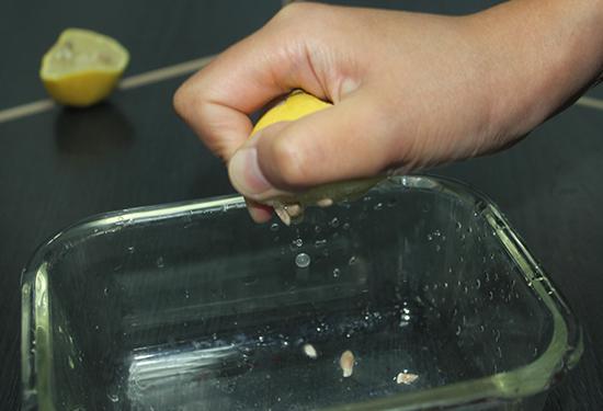 把柠檬汁挤到一个玻璃饭盒里