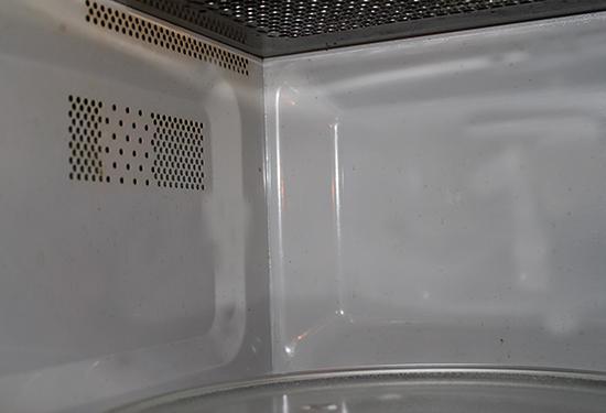 清洁后的微波炉内壁