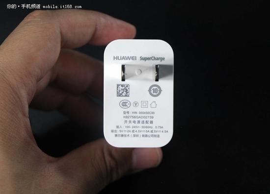 Mate 9 Pro充电头特写
