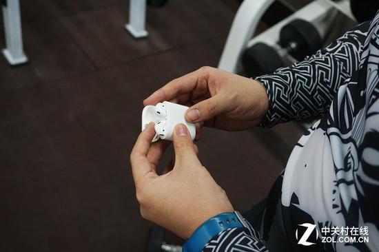 健身教练试用AirPods