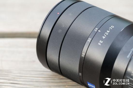 索尼24-70mm F4采用了金属材质的光圈环与对焦环