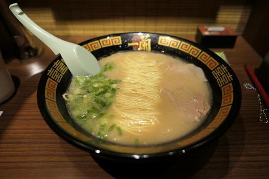 焦距:9mm 光圈:f/1.4 ISO感光度:125