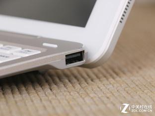 键盘两侧分别设置了一个USB-A接口