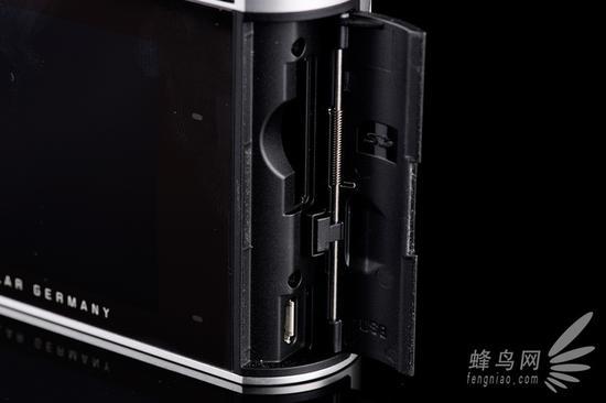 机身存储卡舱和数据接口