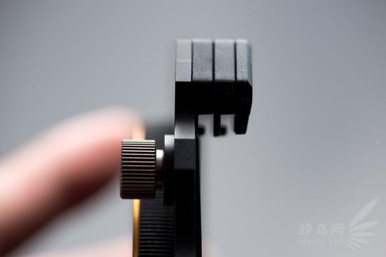 支架可以同时使用两片方形滤镜,包装内附赠第三组片夹,需自行安装