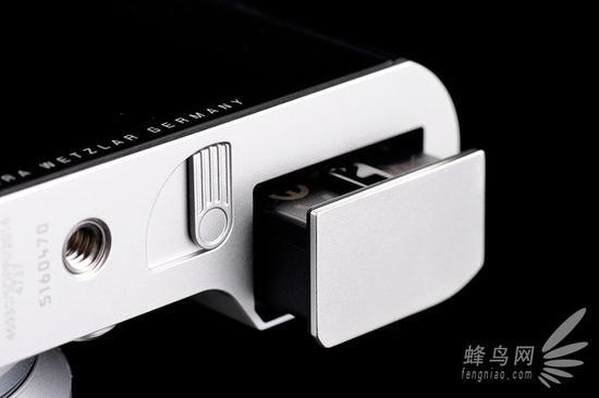 底部电池,和此前的徕卡T打开方式一样