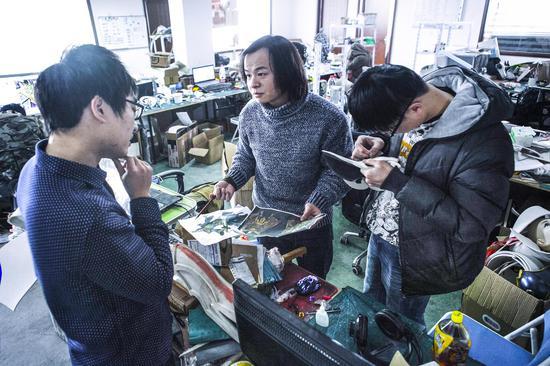 叉文(左一)和团队讨论产品设计