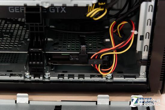 下方硬盘位与GTX960显卡