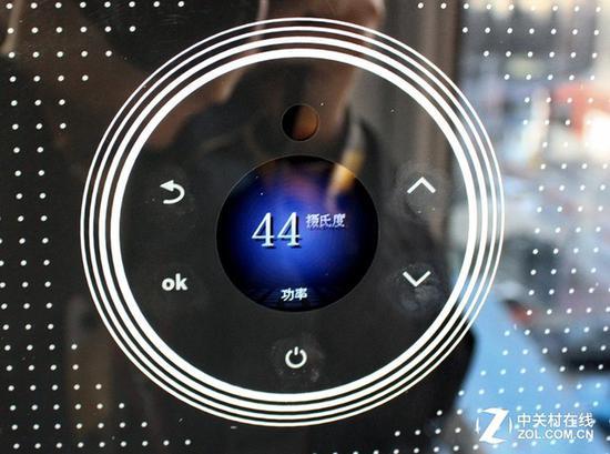 清晰的炫彩触摸屏,用户可以很方便的调整水温,温度以1度为标准进行调节,非常方便