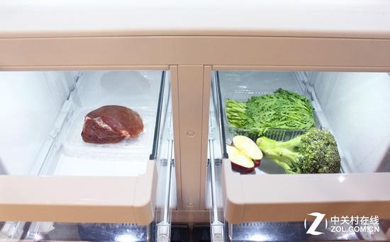 将已称重的食材样品放入冰箱零度室