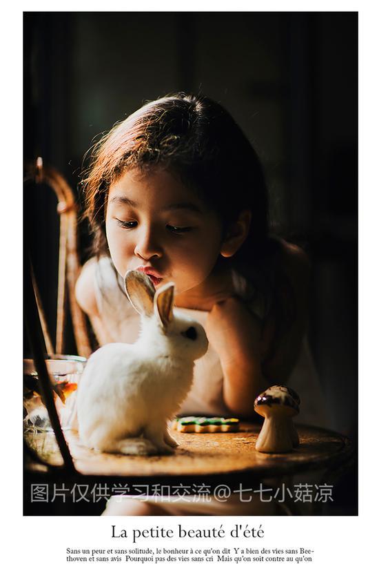 拍摄参数: 光圈:1.8 快门: 1/100s ISO:800