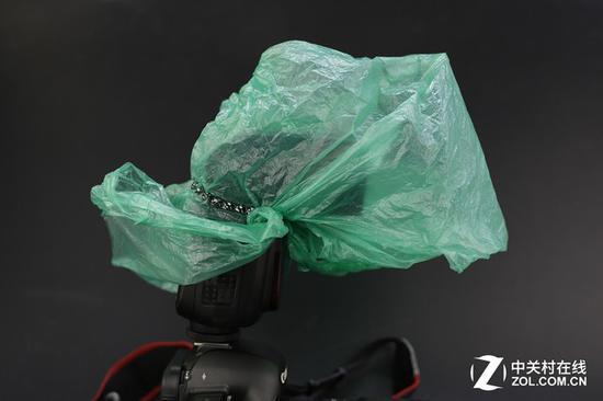 彩色的塑料袋充当闪光灯的色片